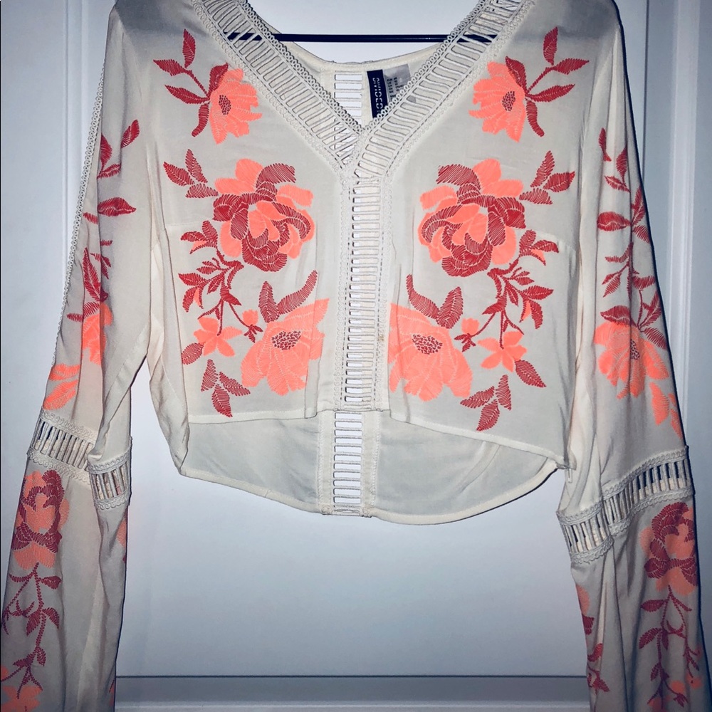Flower top with bell bottom sleeves